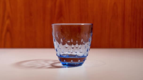 Glass tumbler fills quickly with water - Filmagem, Vídeo