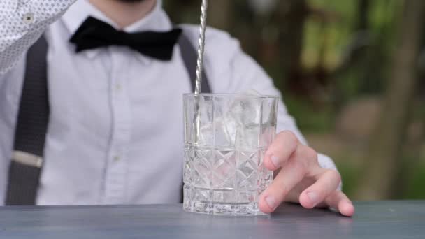 lasi jäällä baaritiskillä, baarimikko sekoittaen jääbaari lusikka lähikuva, baarimikko tekee jäähdytys juoma raitista ilmaa, Cocktail party
 - Materiaali, video