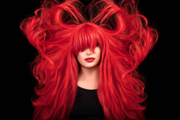 Όμορφα και υγιή μακριά κόκκινα μαλλιά. Ιπτάμενα μαλλιά - Φωτογραφία, εικόνα