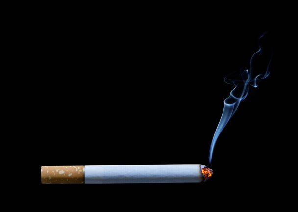 Спалювання сигарети ізольовано на чорному тлі
  - Фото, зображення