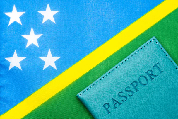 На фоне флага Соломоновых Островов находится p
 - Фото, изображение