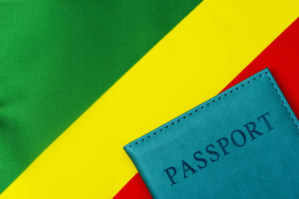 Na pozadí vlajky Konžské republiky je průsmyk - Fotografie, Obrázek