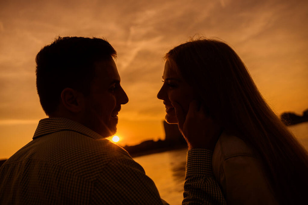 Szczęśliwy para w miłość jest ciesząc zachód słońca w The miasto. - Zdjęcie, obraz