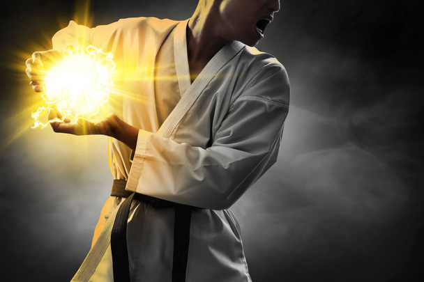 Karaté combattant des arts martiaux sur fond sombre
 - Photo, image