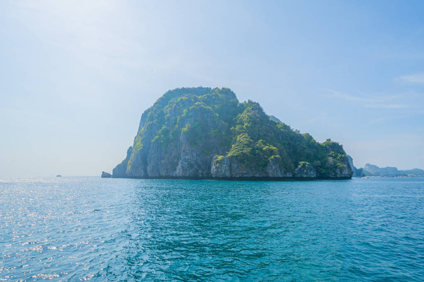 Boten in Patong strand met blauw turquoise zeewater, Phuket islan - Foto, afbeelding