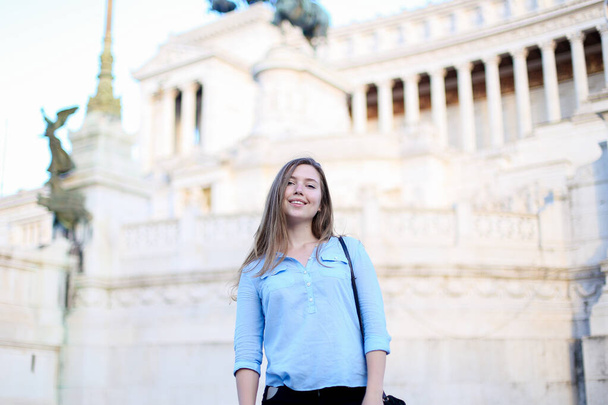 Νεαρή γυναίκα τουρίστας που στέκεται κοντά Altare della Patria, Ρώμη, Ιταλία. - Φωτογραφία, εικόνα