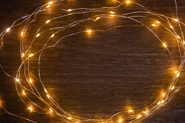 Décoration de cadre de lumières de Noël sur bois foncé avec espace de copie
.  - Photo, image