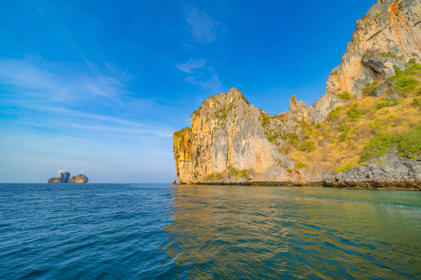Phi Phi, Mayská pláž s modrou tyrkysovou mořskou vodou, ostrov Phuket  - Fotografie, Obrázek