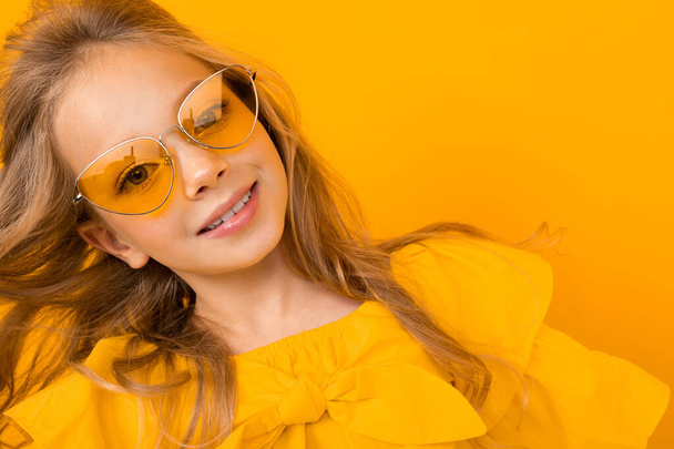 portret uroczej modnej dziewczyny noszącej pomarańczowe okulary przeciwsłoneczne  - Zdjęcie, obraz