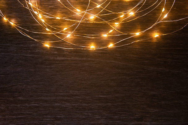 Christmas lights dekoracji ramki na ciemnym drewnie z miejsca na ksero.  - Zdjęcie, obraz