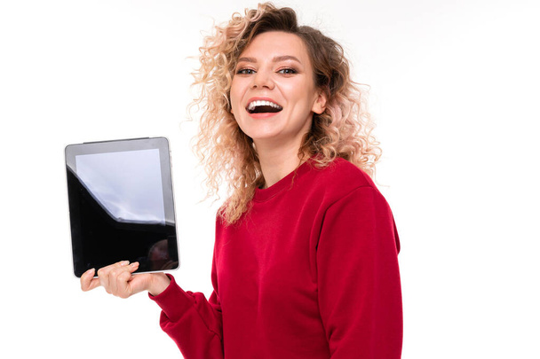 hermosa chica rubia posando con la tableta contra blanco
  - Foto, Imagen