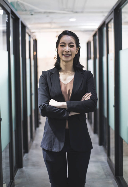 Όμορφη επιχειρηματίας γυναίκα χαμόγελο πορτρέτο στο γραφείο. - Φωτογραφία, εικόνα