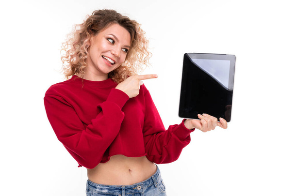 mooi blond meisje poseren met tablet tegen wit  - Foto, afbeelding