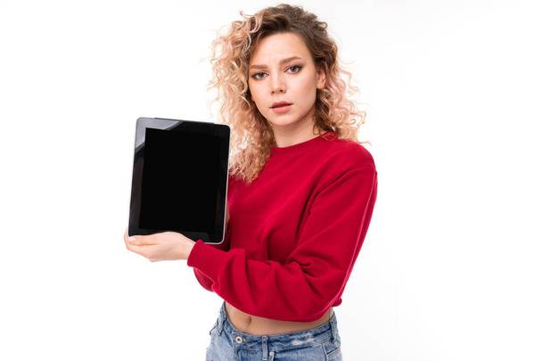 hermosa chica rubia posando con la tableta contra blanco
  - Foto, imagen
