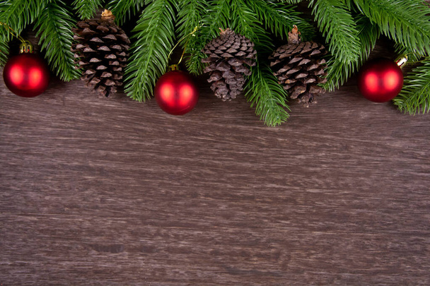 モミの木、クリスマスボールの枝とクリスマスの装飾  - 写真・画像