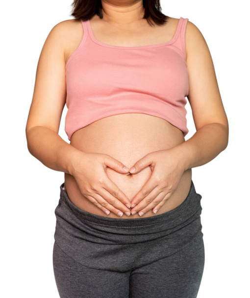 Gelukkig zwangere vrouw geïsoleerd op witte achtergrond. - Foto, afbeelding