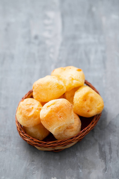 typical brazilian cheese bread in dish - Foto, afbeelding