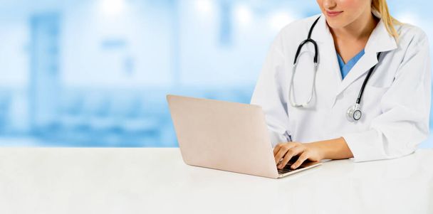 Doctor usando computadora portátil en el hospital. - Foto, imagen
