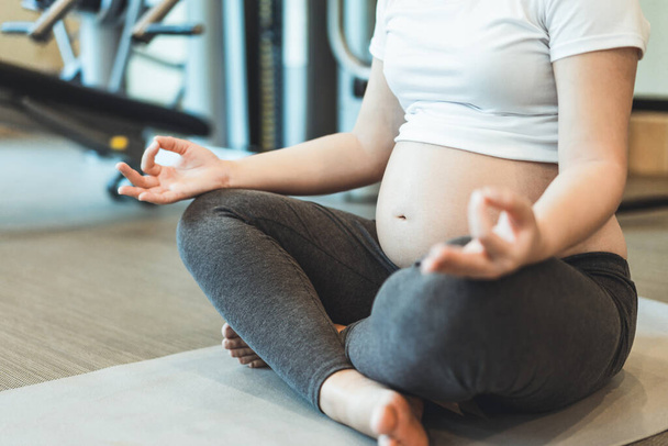 Esercizio attivo della donna incinta nel centro fitness. - Foto, immagini
