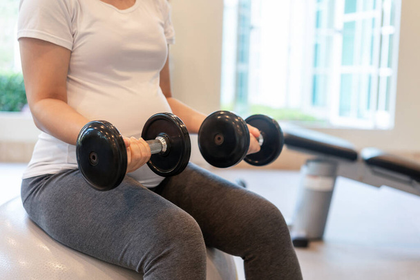Esercizio attivo della donna incinta nel centro fitness. - Foto, immagini
