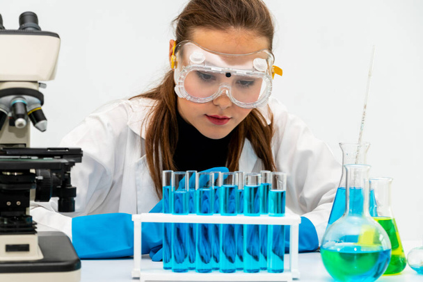 Woman scientist working in chemist laboratory. - Фото, зображення