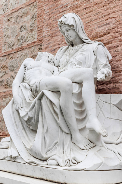 Реплика знаменитой скульптуры Мигеля Ангела "Пьета" на Адольфо С
 - Фото, изображение