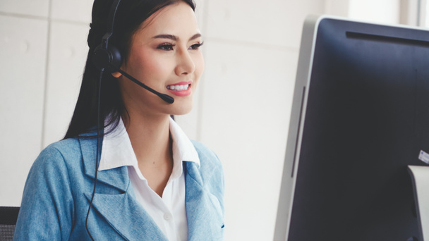 Customer support agent of call center met headset - Foto, afbeelding