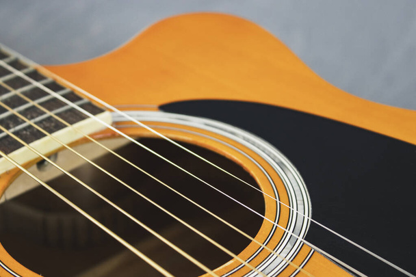 Guitarra acústica em fundo isolado, instrumentos musicais
. - Foto, Imagem