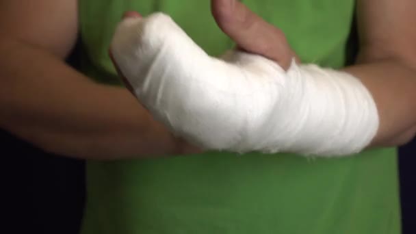 A man scratches his arm in a cast . - 映像、動画