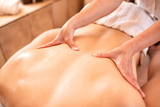 Relaxační masáž pro svalnatého mladého muže - Fotografie, Obrázek