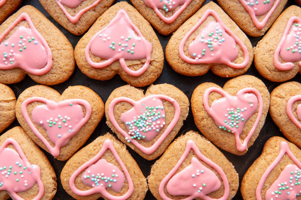 Handen vasthouden peperkoek koekjes in de vorm van hart - Foto, afbeelding