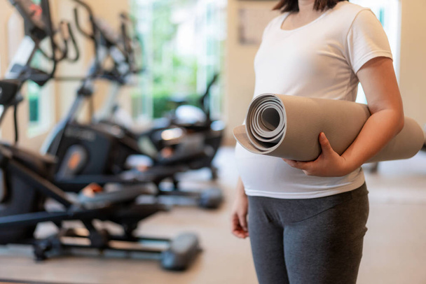 Active pregnant woman exercise in fitness center. - Zdjęcie, obraz