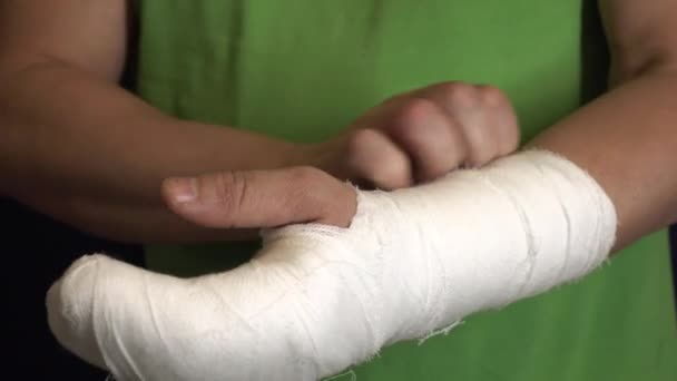 A man scratches his arm in a cast . - Footage, Video