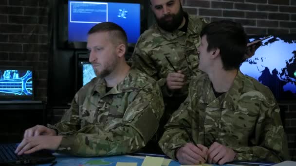 équipe du personnel de sécurité masculine travaillent avec tablette numérique et
 - Séquence, vidéo