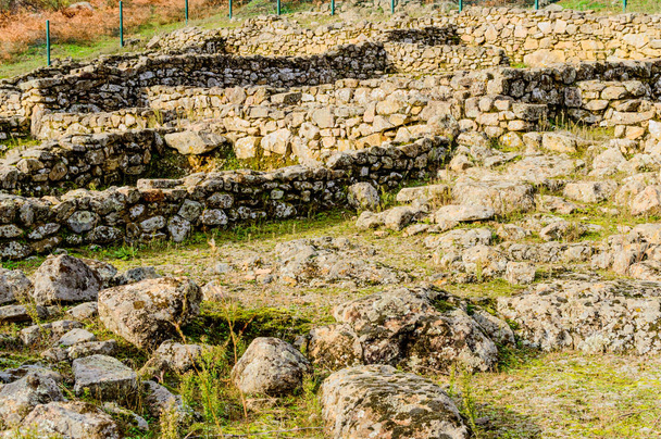Datované domy v době železné datované ve 3. století před Kristem v Castro Veton de El Freillo. 15. prosince2018. El Raso Avila Castilla Leon Španělsko Evropa. Cestovní ruch Street fotografie. - Fotografie, Obrázek