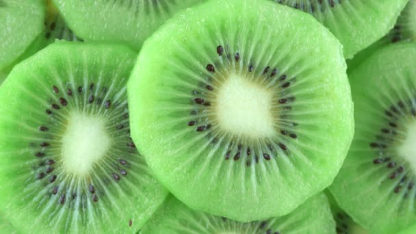 Makro rotační video natáčení plátku kiwi ovoce. Detailní maso kiwi. - Záběry, video