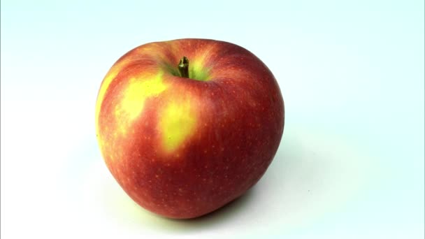 περιστρεφόμενο κόκκινο μήλο απομονωμένο σε λευκό, 4k βίντεο - Πλάνα, βίντεο