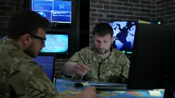 zwei Soldaten, Arbeitsprozess es Spezialisten, Diskussion Schlacht - Filmmaterial, Video