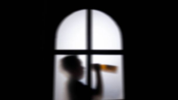 Sombra al hombre borracho detrás de la puerta
 - Foto, Imagen