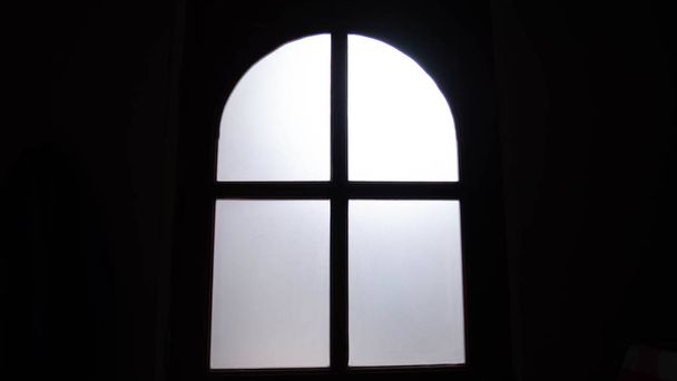 Το νέον φως καθρεφτίζει την πόρτα - Φωτογραφία, εικόνα