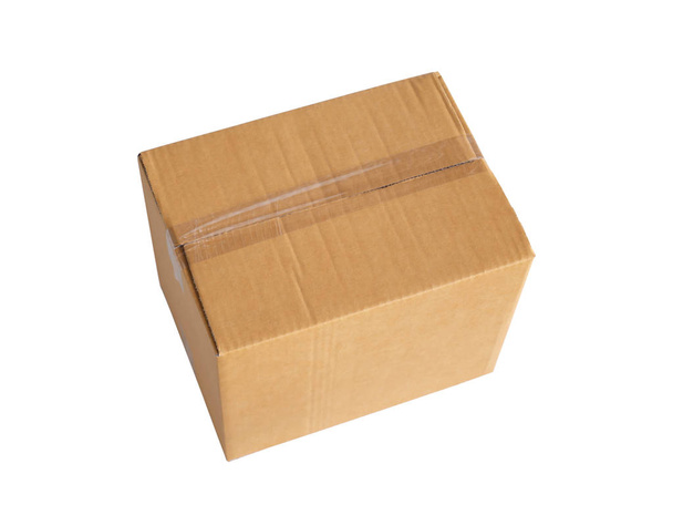 Uma caixa marrom de papelão é isolada em um fundo branco
. - Foto, Imagem