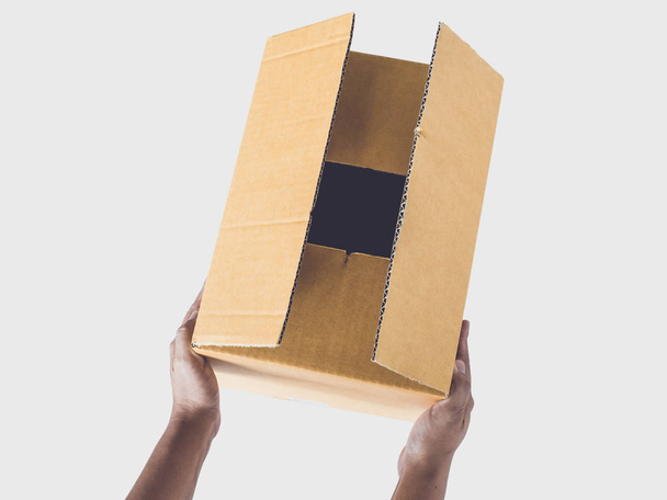 Ruka drží hnědou krabici  - Fotografie, Obrázek