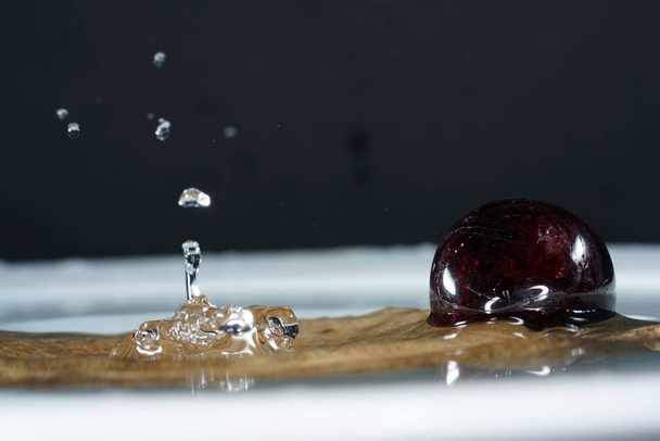 Gotas de água fotografadas com flashes de alta velocidade e conta-gotas no estúdio
 - Foto, Imagem