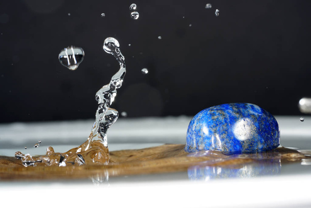 Water drops photographed with higspeed flashes and dropper in the studio - 写真・画像