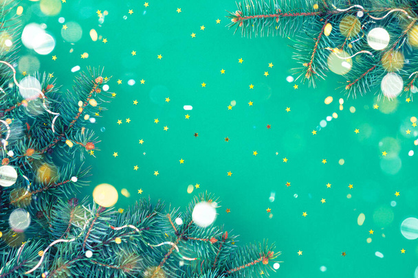 Karácsonyi kompozíció fenyőágak határaival és arany szemekkel - Fotó, kép