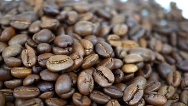 Крупный план жареный кофе в зернах вращающихся замедленной съемки 4k
 - Кадры, видео