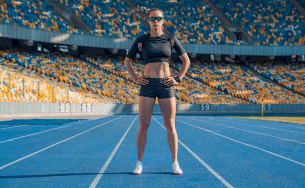 Female runner getting ready to warm up and workout before runnin - 写真・画像