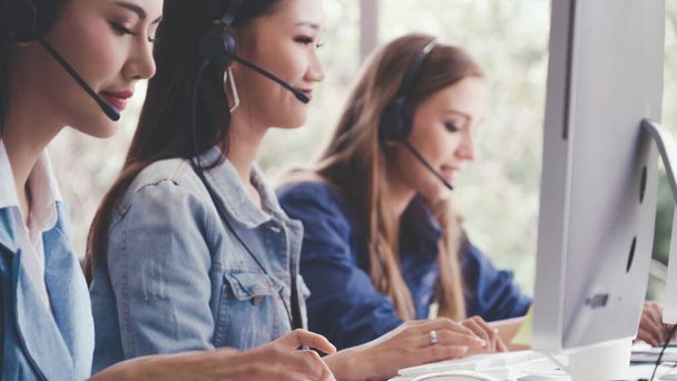 Customer Support Agent oder Call Center mit Headset - Foto, Bild