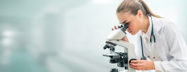 科学者研究者が研究室で顕微鏡を使用 - 写真・画像