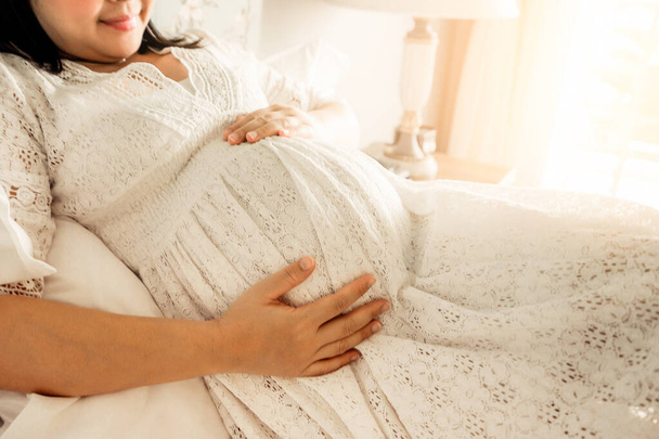Щаслива вагітна жінка і очікування дитини вдома
. - Фото, зображення